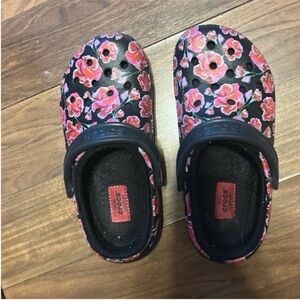 Rose patterned fleece lines crocs